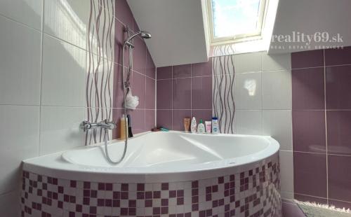 REZERVOVANÉ - KECHNEC - KVALITNÁ NOVOSTAVBA 4 IZBOVÉHO RD  S BAZÉNOM.