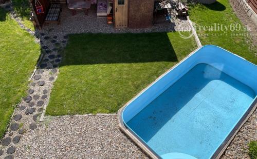 REZERVOVANÉ - KECHNEC - KVALITNÁ NOVOSTAVBA 4 IZBOVÉHO RD  S BAZÉNOM.