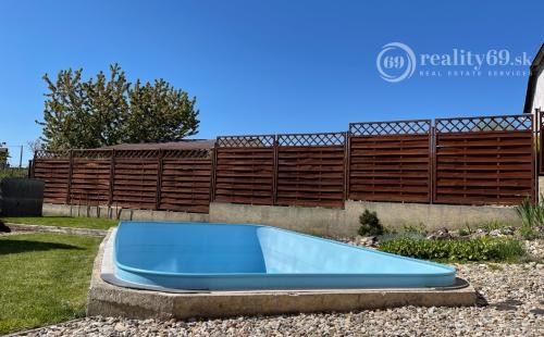 REZERVOVANÉ - KECHNEC - KVALITNÁ NOVOSTAVBA 4 IZBOVÉHO RD  S BAZÉNOM.