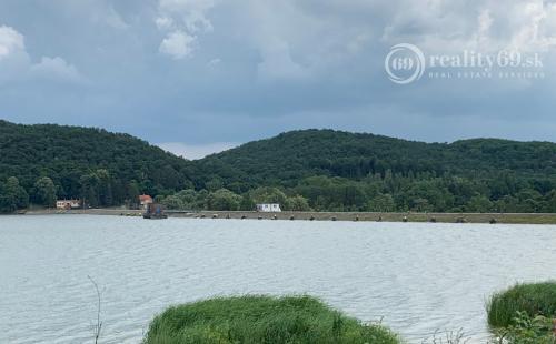 MAĎARSKO - JAZERO RAKACA - POSCHODOVÁ CHATA PRI JAZERE S TERASOU, GARÁŽ.