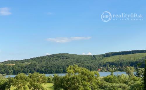 PRENÁJOM - SZALONNA KOMPLETNE ZARIADENÁ CHATA PRI JAZERE RAKACA.