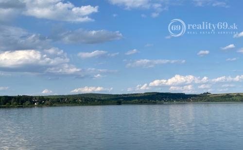 PRENÁJOM - SZALONNA KOMPLETNE ZARIADENÁ CHATA PRI JAZERE RAKACA.