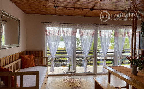 PREDANÉ - MAĎARSKO - JAZERO RAKACA - 2 IZBOVÁ CHATA S TOP VÝHĽADOM NA JAZERO S TERASOU.