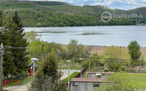 PREDANÉ - MAĎARSKO - JAZERO RAKACA - 2 IZBOVÁ CHATA S TOP VÝHĽADOM NA JAZERO S TERASOU.