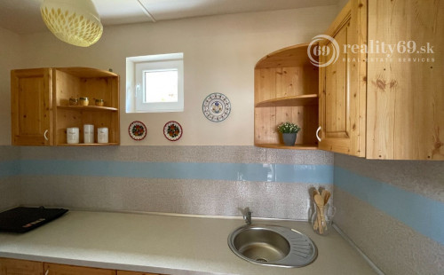 PREDANÉ - MAĎARSKO - JAZERO RAKACA - 2 IZBOVÁ CHATA S TOP VÝHĽADOM NA JAZERO S TERASOU.