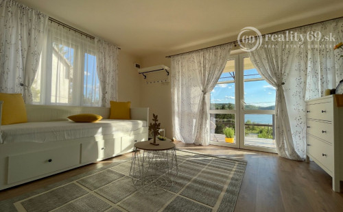 REZERVOVANÉ - MAĎARSKO - JAZERO RAKACA - SUPER 3 IZBOVÁ CHATA, KUCHYŇA, JEDÁLEŇ, GARÁŽ PRI JAZERE S TERASOU.