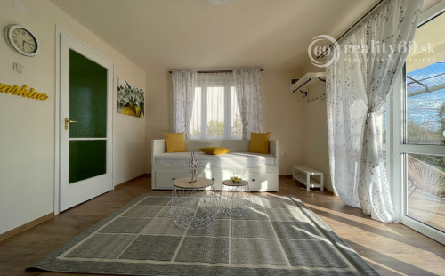 REZERVOVANÉ - MAĎARSKO - JAZERO RAKACA - SUPER 3 IZBOVÁ CHATA, KUCHYŇA, JEDÁLEŇ, GARÁŽ PRI JAZERE S TERASOU.