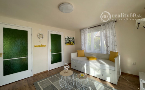 REZERVOVANÉ - MAĎARSKO - JAZERO RAKACA - SUPER 3 IZBOVÁ CHATA, KUCHYŇA, JEDÁLEŇ, GARÁŽ PRI JAZERE S TERASOU.