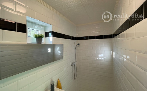 REZERVOVANÉ - MAĎARSKO - JAZERO RAKACA - SUPER 3 IZBOVÁ CHATA, KUCHYŇA, JEDÁLEŇ, GARÁŽ PRI JAZERE S TERASOU.