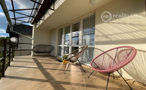 REZERVOVANÉ - MAĎARSKO - JAZERO RAKACA - SUPER 3 IZBOVÁ CHATA, KUCHYŇA, JEDÁLEŇ, GARÁŽ PRI JAZERE S TERASOU.