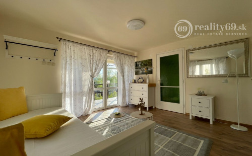 REZERVOVANÉ - MAĎARSKO - JAZERO RAKACA - SUPER 3 IZBOVÁ CHATA, KUCHYŇA, JEDÁLEŇ, GARÁŽ PRI JAZERE S TERASOU.