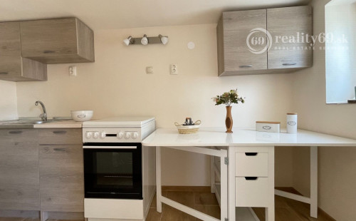 REZERVOVANÉ - MAĎARSKO - JAZERO RAKACA - SUPER 3 IZBOVÁ CHATA, KUCHYŇA, JEDÁLEŇ, GARÁŽ PRI JAZERE S TERASOU.