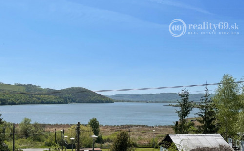 REZERVOVANÉ - MAĎARSKO - JAZERO RAKACA - SUPER 3 IZBOVÁ CHATA, KUCHYŇA, JEDÁLEŇ, GARÁŽ PRI JAZERE S TERASOU.