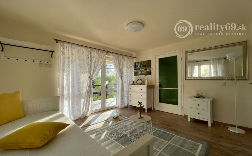 REZERVOVANÉ - MAĎARSKO - JAZERO RAKACA - SUPER 3 IZBOVÁ CHATA, KUCHYŇA, JEDÁLEŇ, GARÁŽ PRI JAZERE S TERASOU.