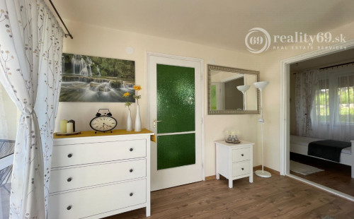 REZERVOVANÉ - MAĎARSKO - JAZERO RAKACA - SUPER 3 IZBOVÁ CHATA, KUCHYŇA, JEDÁLEŇ, GARÁŽ PRI JAZERE S TERASOU.