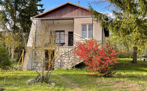 MAĎARSKO - JAZERO RAKACA - ZARIADENÁ 2 IZBOVÁ CHATA PRI JAZERE S TERASOU.