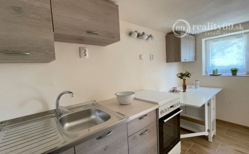 REZERVOVANÉ - MAĎARSKO - JAZERO RAKACA - SUPER 3 IZBOVÁ CHATA, KUCHYŇA, JEDÁLEŇ, GARÁŽ PRI JAZERE S TERASOU.