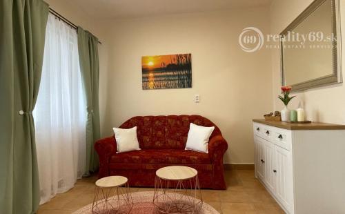 MAĎARSKO - JAZERO RAKACA - ZARIADENÁ 2 IZBOVÁ CHATA PRI JAZERE S TERASOU.