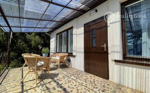 PREDANÉ - MAĎARSKO - JAZERO RAKACA - PEKNÁ 2 IZBOVÁ CHATA PRI JAZERE S TERASOU.