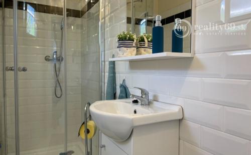 PREDANÉ - MAĎARSKO - JAZERO RAKACA - PEKNÁ 2 IZBOVÁ CHATA PRI JAZERE S TERASOU.