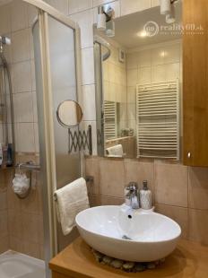 TERASA - POPRADSKÁ 1 IZBOVÝ BYT 38 M2, KOMPLETNÁ REKONŠTRUKCIA VRÁTANE ZARIADENIA BEZ LODŽIE.