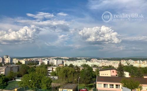 TERASA - POPRADSKÁ 1 IZBOVÝ BYT 38 M2, KOMPLETNÁ REKONŠTRUKCIA VRÁTANE ZARIADENIA BEZ LODŽIE.