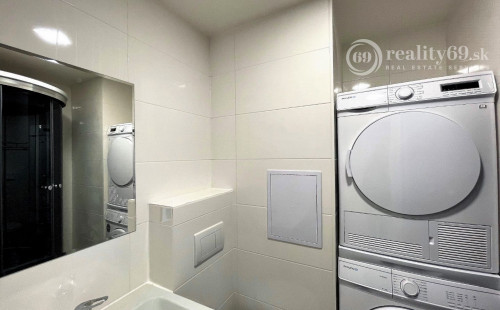 JAZERO - KASPICKÁ - 1 IZBOVÝ BYT PO MODERNEJ KOMPLETNEJ REKONŠTRUKCII.