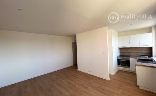 JAZERO - KASPICKÁ - 1 IZBOVÝ BYT PO MODERNEJ KOMPLETNEJ REKONŠTRUKCII.