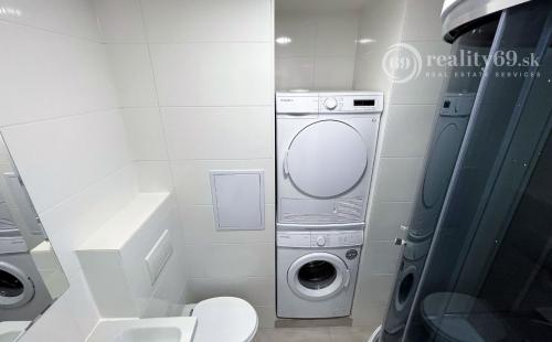 JAZERO - KASPICKÁ - 1 IZBOVÝ BYT PO MODERNEJ KOMPLETNEJ REKONŠTRUKCII.