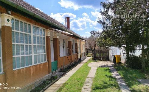 MAĎARSKO - BOLDOGKOVARALJA  3 IZBOVÝ RD 100 M2, POZEMOK 598 M2