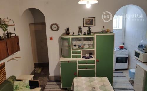 MAĎARSKO - BOLDOGKOVARALJA  3 IZBOVÝ RD 100 M2, POZEMOK 598 M2