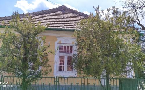 MAĎARSKO - BOLDOGKOVARALJA  3 IZBOVÝ RD 100 M2, POZEMOK 598 M2