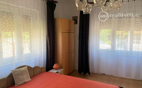 MAĎARSKO - BOLDOGKOVARALJA  2 IZBOVÝ RD 95 M2, POZEMOK 1053 M2