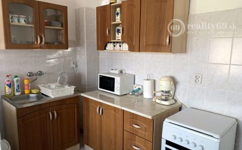 MAĎARSKO - BOLDOGKOVARALJA  2 IZBOVÝ RD 95 M2, POZEMOK 1053 M2