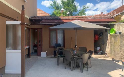 MAĎARSKO - SZENDRO LUXUSNÝ 4 IZBOVÝ ZREKONŠTRUOVANÝ RODINNÝ DOM