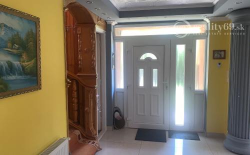 MAĎARSKO - SZENDRO LUXUSNÝ 4 IZBOVÝ ZREKONŠTRUOVANÝ RODINNÝ DOM