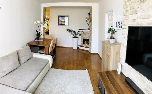 REZERVOVANÉ - STARÉ MESTO - HAVIARSKA 3 IZBOVÝ BYT S BALKÓNOM 65 M2 V TEHLOVOM OBYTNOM DOME