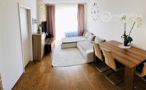 REZERVOVANÉ - STARÉ MESTO - HAVIARSKA 3 IZBOVÝ BYT S BALKÓNOM 65 M2 V TEHLOVOM OBYTNOM DOME