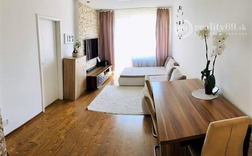 REZERVOVANÉ - STARÉ MESTO - HAVIARSKA 3 IZBOVÝ BYT S BALKÓNOM 65 M2 V TEHLOVOM OBYTNOM DOME