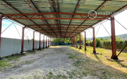 ŤAHANOVCE - POZEMOK 1072 M2 S OCEĽOVÝM PRÍSTREŠKOM - ZÁKLAD HALY 384 M2.
