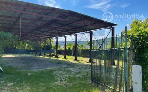 ŤAHANOVCE - POZEMOK 1072 M2 S OCEĽOVÝM PRÍSTREŠKOM - ZÁKLAD HALY 384 M2.