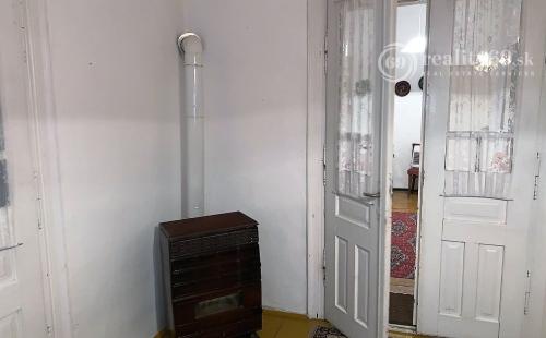 MAĎARSKO - HIDVEGARDÓ 3 IZBOVÝ RODINNÝ DOM V DOBROM POVODNOM STAVE, VÝBORNÁ LOKALITA