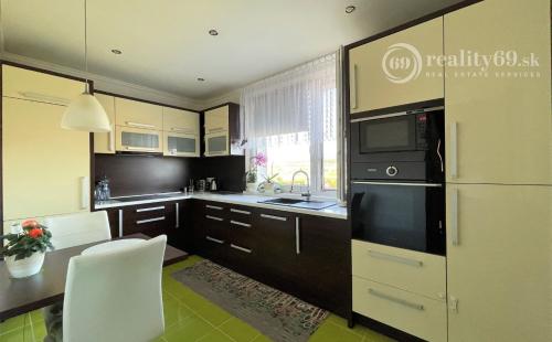 REZERVOVANÉ - PREŠOV - LOMICKÁ 3 IZBOVÝ BYT S LODŽIOU KOMPLETNÁ REKONŠTRUKCIA 65 M2