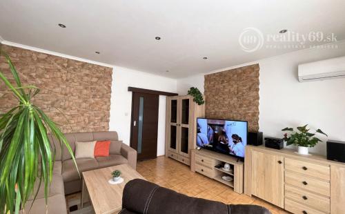 REZERVOVANÉ - PREŠOV - LOMICKÁ 3 IZBOVÝ BYT S LODŽIOU KOMPLETNÁ REKONŠTRUKCIA 65 M2