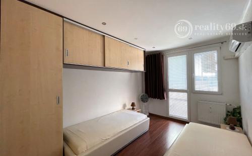 REZERVOVANÉ - PREŠOV - LOMICKÁ 3 IZBOVÝ BYT S LODŽIOU KOMPLETNÁ REKONŠTRUKCIA 65 M2