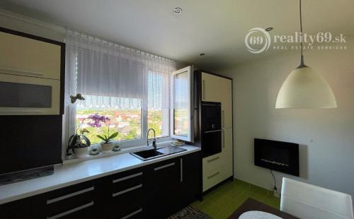 REZERVOVANÉ - PREŠOV - LOMICKÁ 3 IZBOVÝ BYT S LODŽIOU KOMPLETNÁ REKONŠTRUKCIA 65 M2