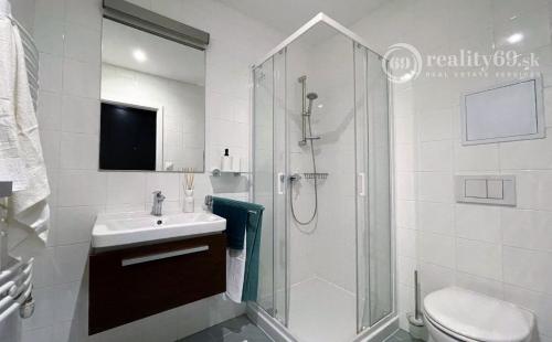 CENTRUM MESTA - VOĽNÝ MODERNÝ 2 IZBOVÝ BYT KOMPLETNE ZARIADENÝ.