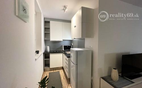 CENTRUM MESTA - VOĽNÝ MODERNÝ 2 IZBOVÝ BYT KOMPLETNE ZARIADENÝ.