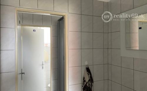 STARÉ MESTO -  FLORIÁNSKA - PEKNÁ KANCELÁRIA S KUCHYNKOU, SKLADOM A WC.