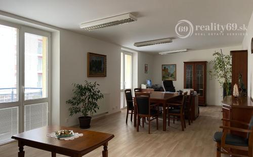 STARÉ MESTO -  FLORIÁNSKA - PEKNÁ KANCELÁRIA S KUCHYNKOU, SKLADOM A WC.